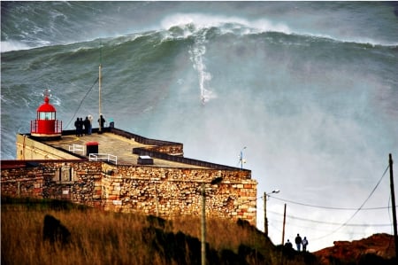 The Biggest Wave Ever Surfed - giant, 2013, Portugal, Garret McNamara, 100ft, Guinness, ocean