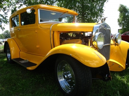 Power Meet Nossebro Sweden - show, hotrod, trees, yellow