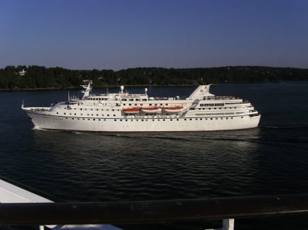 Ocean Majesty - white, water, party, stockholm