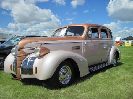 1939 Pontiac - headlights, beige, photography, tires, pontiac