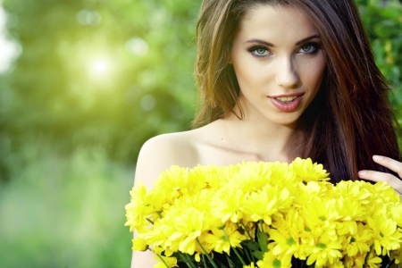 Beautiful Girl Holding Yellow Flowers - Girl, Yellow, Girls, Flowers, Beautiful, High Definition, Brown Hair, Green Eyes