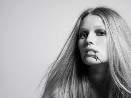 Toni Garrn - beauty, woman, german, photography, super model, long hair, wp, bw, black, model, white, portrait, blonde