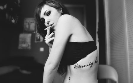 hot - sigarate, model, smoke, bw, tatoo