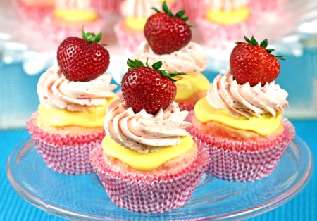 *** Muffins *** - strawberries, food, delicious, cupcakes