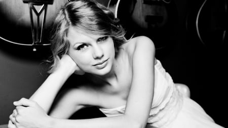 Taylor Swift - music, look, girl, singer, beauty, black and white, lovely, taylor swift