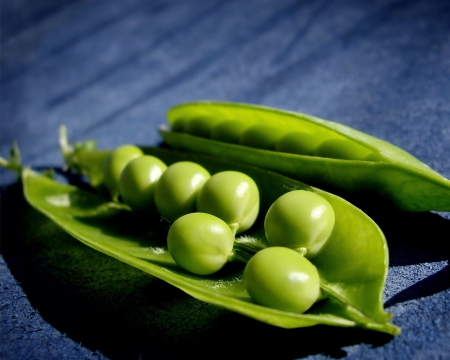 MACRO OF GREEN PEAS - close up, vegetable, peas, pea pod, photos, fruit, macro, green, food