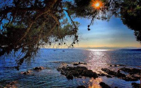 sun rays on a wonderful seacoast - rays, boats, trees, sun, sea, rocks, coast