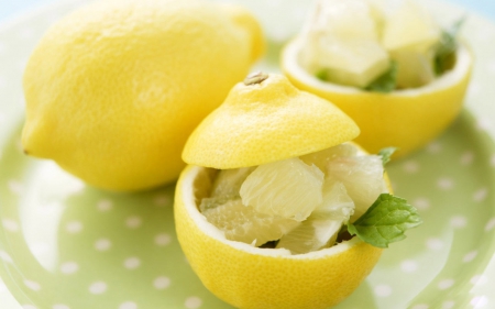 Grapefruit in lemon shell