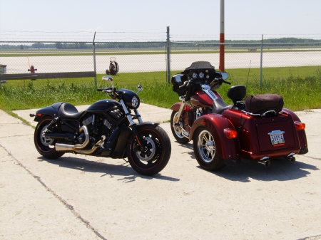 Ready for flight - airport, harley, vrod, trike