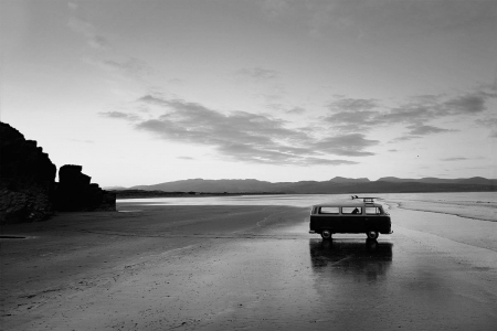 Fuer dich ... - black, wp, white, car, beach, photography, bw, dog