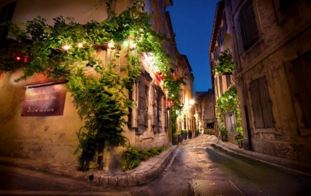 A LOVELY PARIS ALLEYWAY