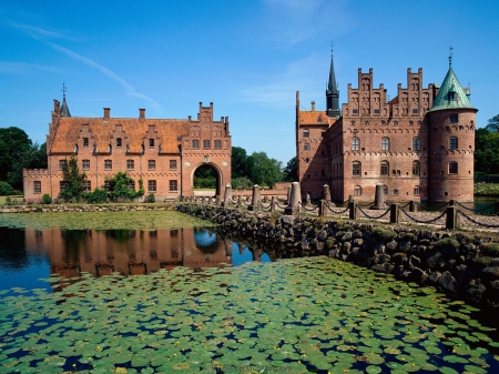 EGESKOV CASTLE IN DENMARK - lake, travel, greens, buildings, plants, photos, cool, castle, medieval, denmark, pond, europe