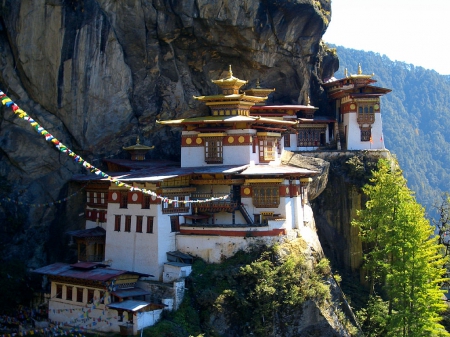 MOUNTAIN VILLAGE IN BHUTAN - phtots, golden roofs, houses, mountain, travel, villages, africa, buildings, white, lanscapes, cool, living, homes, villas, europe