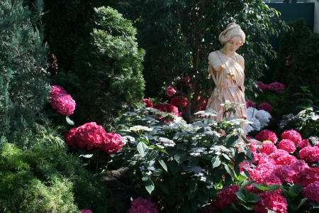 The pyramids display gardens 30 - trees, Flowers, red, green, photography, Hydrangeas, statue