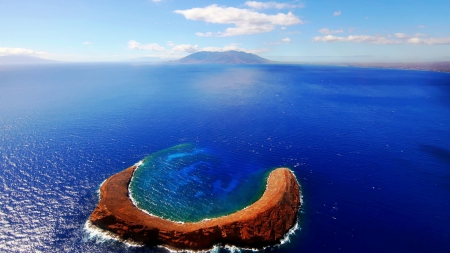 Island of Molokini - Hawaii, nature, beautifu, island, sea, beache, sky