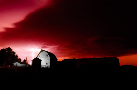 Farm lighting - red, wind, evening, beautiful, cottage, lighting, amazing, night, darkness, sky, storm, light, house