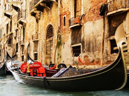 GONDOLAS IN VENICE - photos, water, Europe, travel, gondola, buildings, boats, river, Italy, ships, landscapes