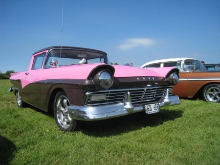 Nasco Yankee Meet 2013 Falkoping - sky, car, pink, ford, colors, grass, black, car-show