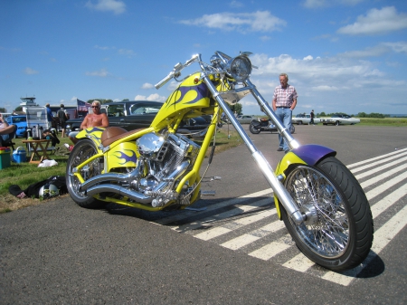 Nasco Yankee Meet 2013 Falkoping - bike, people, road, colors, car-show, sky