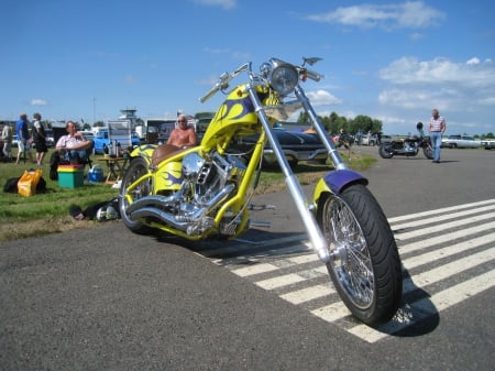 Nasco Yankee Meet Falkoping 2013 - people, bike, yellow, man, colors, grass, road