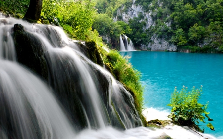 Plitvice Lakes National Park - panorama, croatia, cliff, plitvice lakes, white, wood, view, plitvice, amazing, cool, river, blue dreams, clear water, rock, stone, lake, landscape, park, wallpaper, nature, forest, beautiful, new, nice, trees, national park, photography, water, image, leaf, rocks, green, waterfalls, plants, foam, picture, panoramic view, blue, splendor, awesome, photo