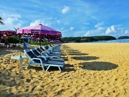 Waiting For the Guests   Karon Beach Thailand - guests, waiting, thailand