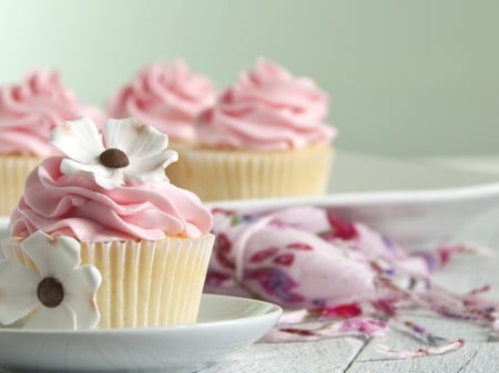 Cupcakes - flowers, cream, cakes, food, cupcakes