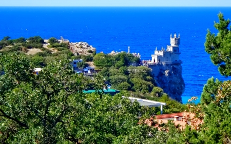 Castle - trees, mountagne, sea, photo, castle, sky