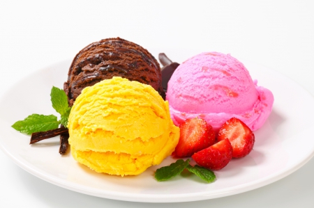 â™¥ Ice Cream â™¥ - ice cream, sweets, strawberry, vanilla, photography, delicious, abstract, pretty, beautiful, sweet, food, chocolate, dessert, cute