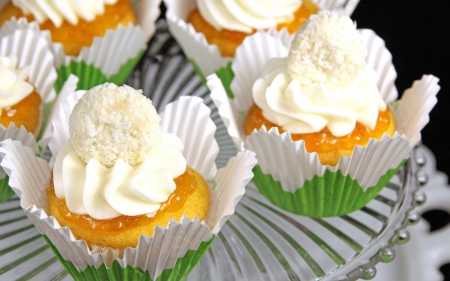 Cupcakes with cream - white, cupcake, cream, yellow, green, dessert, food, sweet