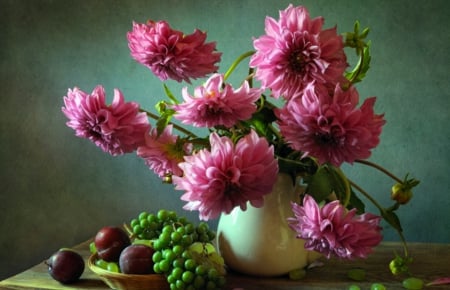 Dahlia flowers - plum, beautiful, vase, fruit, struguri, grape, table, stralucire, nature, autumn, fructe, sezon, pink, soft, tasty, beauty, flowers, dahlia, still life, season, rich, prune