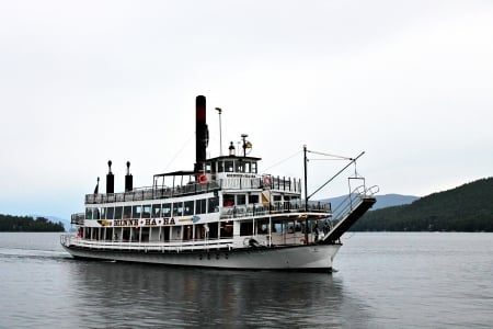 Minne Ha Ha - ship, lake, paddle, scenic, classic, boat