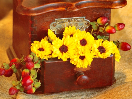 Original bouquet - pretty, yellow, romantic, original, buds, flowers, box, nice, delicate, beautiful, lovely, love, still life, bouquet, berries, tender, gift