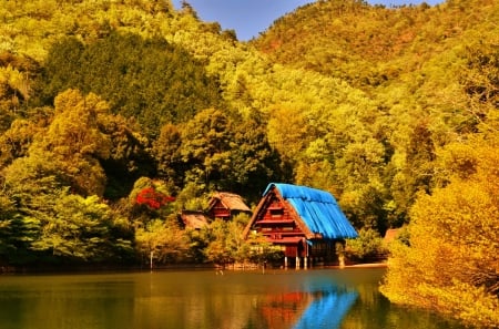 Cabin on autumn lakeshore - hills, cabin, reflection, leaves, shore, cliffs, lake, nice, falling, house, trees, beautiful, mirrored, lovely, cottgae, fall, colorful, nature, autumn, foliage