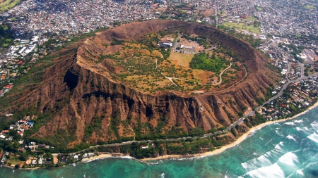 DIAMOND HEAD, HAWAII - crater, beaches, island, ocean, cityscape