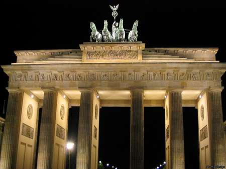 Untitled Wallpaper - 1600x1200, gate, brandenburger tor, capitol, high, night, germany, quality, berlin, building