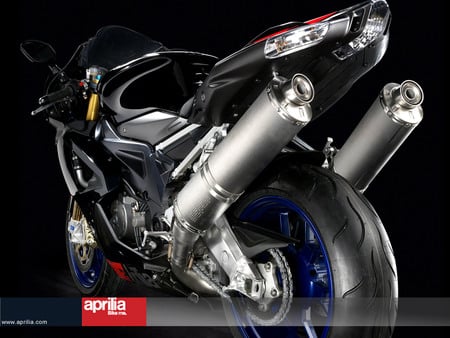 Aprilia RSV1000R - black beauty, black runner