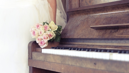 *** Flowers on the piano *** - nature, bouquet, piano, roses