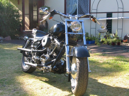 Shovelhead - 5 gal tanks, 16 inch front and rear, wide glyde, worked motor