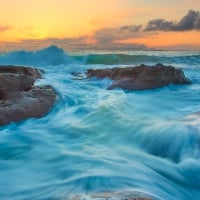 spectacular waves on the seashore