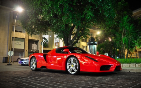 Ferrari on the city - red, power, hd, famous, ferrari, italia, city, enzo, cars