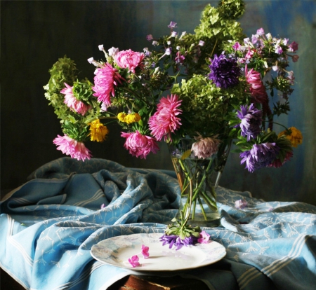 Last chrysanthemums before coming snow - autumn, water, still life, purple, cold, table, glass, winter, coming snow, saucer, chrysanthemums, nature, last, pink, seasons, flowers, before