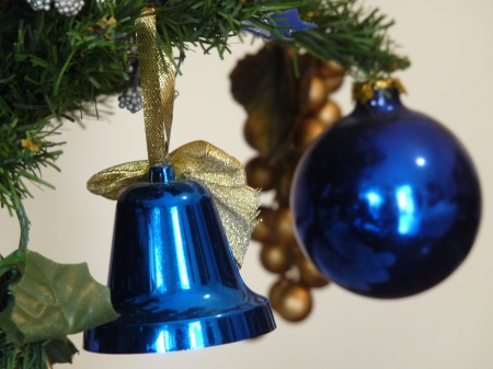 Navidad Azul!â™¥ - christmas tree, bauble, decorations, ribbon, golden, bell, ornaments