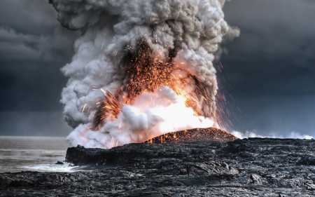 spectacular volcano reaching the sea in hawaii - lava, fire, sea, smoke, volacao