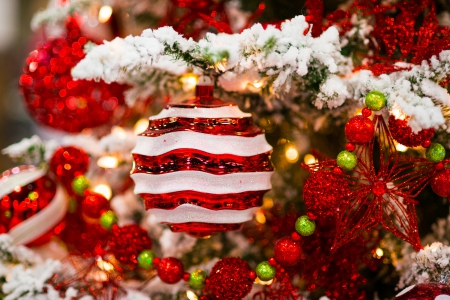 Magic Christmas - red and white, magic christmas, for tree, musk, xmas, christmas balls, christmas, elegant, christmas tree, balls, merry christmas, decorations, bokeh, crystal