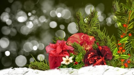 Holiday Glamour - bokeh, snowflakes, gifts, snow, presents, holly, Feliz Navidad, flowers, green, spruce, rose, candles, Christmas