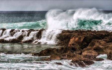 Waves Breaking on Hawaii's Coast