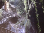 Suspended path in the cave