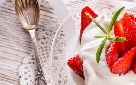 *** Yummy dessert *** - cream, dessert, food, yummy, strawberries