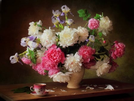 Beautiful flowers - elegance, fragrance, delicate, colorful, bouquet, lovely, still life, spring, vase, pretty, petals, beautiful, leaves, scent, flowers, harmony